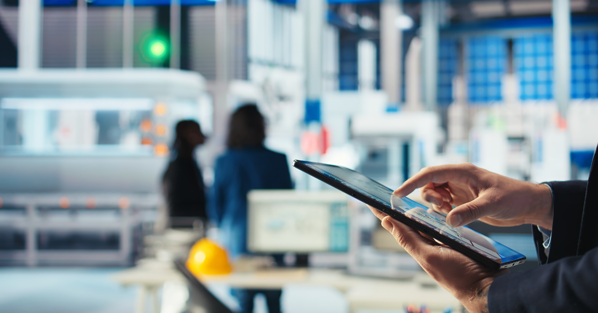 Mano con tablet in fabbrica manifatturiera
